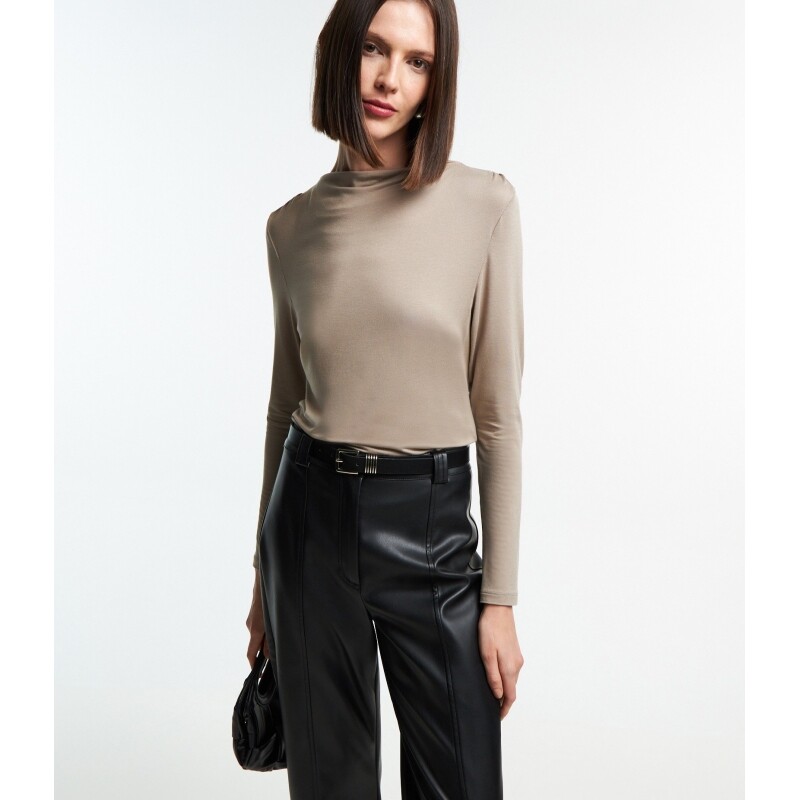 Blusa em Meia Malha com Gola Boba