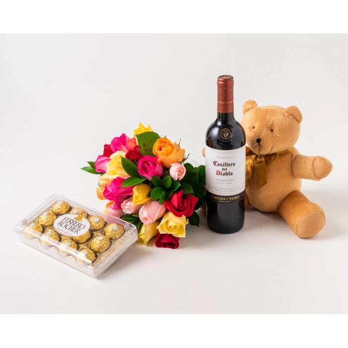 Buquê de 24 Rosas Coloridas Chocolate Pelúcia e Vinho Tinto