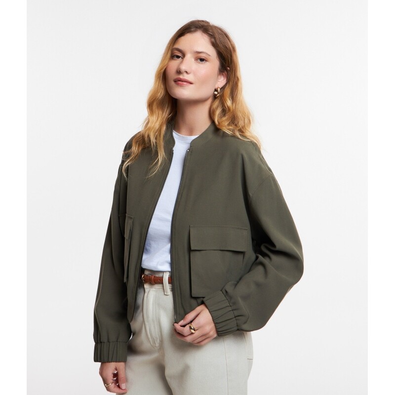 Jaqueta Bomber em Viscose com Bolsos Utilitários